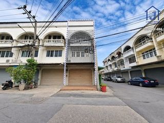 For sale 3 bedrooms retail Space in Bang Khen, Bangkok