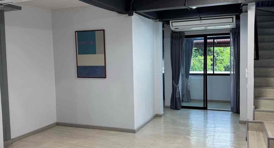 For sale 3 ベッドルーム office in Phra Khanong, Bangkok