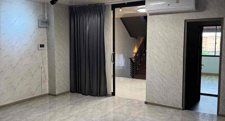 For sale 3 ベッドルーム office in Phra Khanong, Bangkok