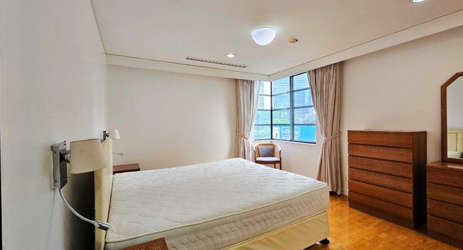 For rent 3 bedrooms apartment in Bang Rak, Bangkok