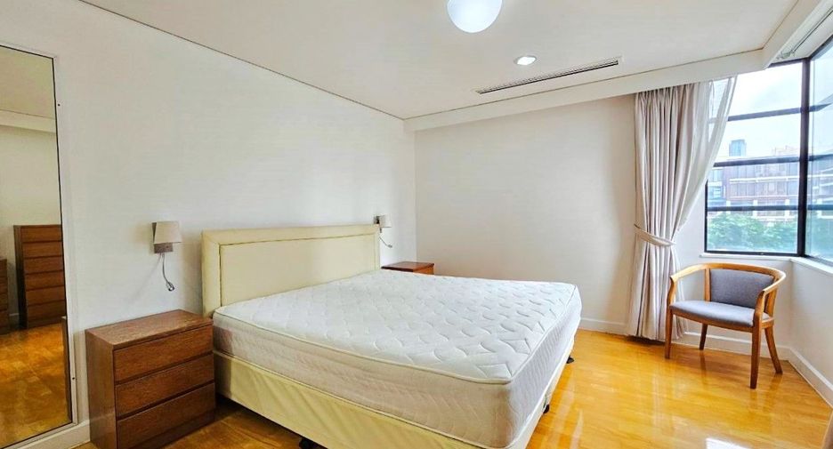 For rent 3 bedrooms apartment in Bang Rak, Bangkok