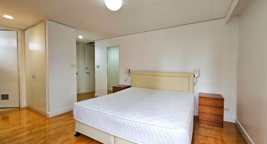 For rent 3 bedrooms apartment in Bang Rak, Bangkok
