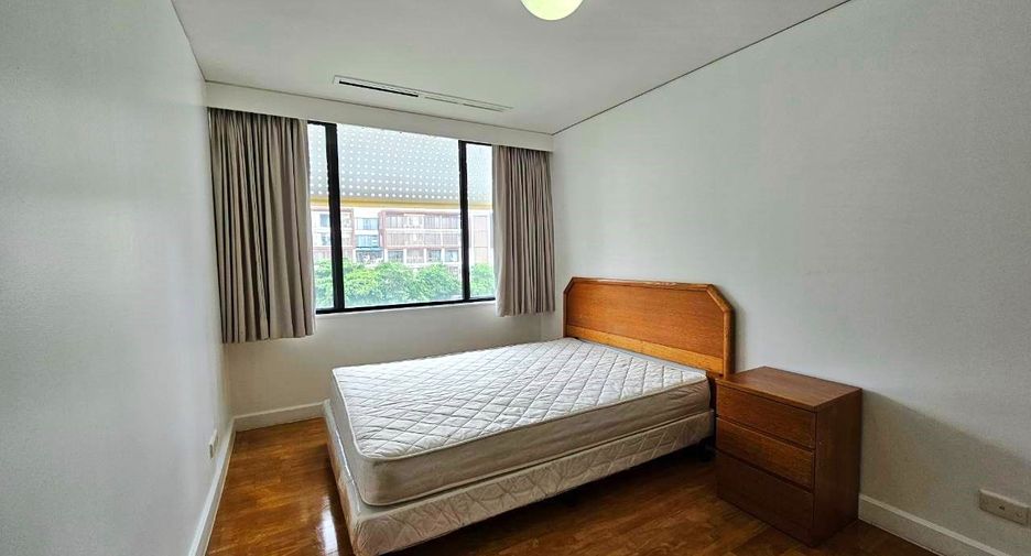 For rent 3 bedrooms apartment in Bang Rak, Bangkok