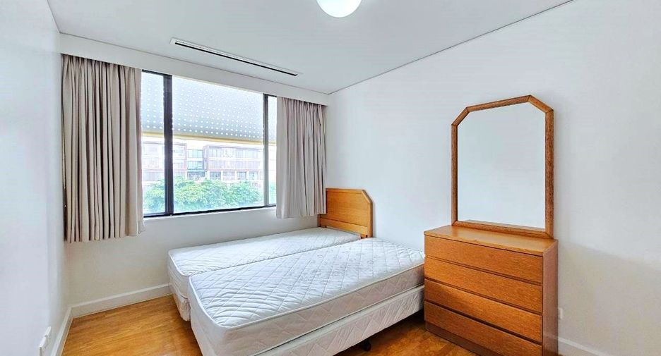 For rent 3 bedrooms apartment in Bang Rak, Bangkok