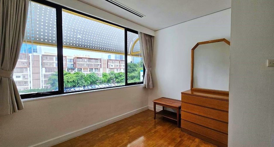 For rent 3 bedrooms apartment in Bang Rak, Bangkok