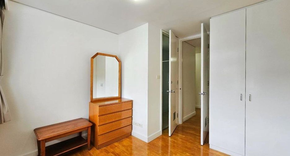 For rent 3 bedrooms apartment in Bang Rak, Bangkok
