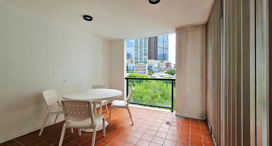 For rent 3 bedrooms apartment in Bang Rak, Bangkok