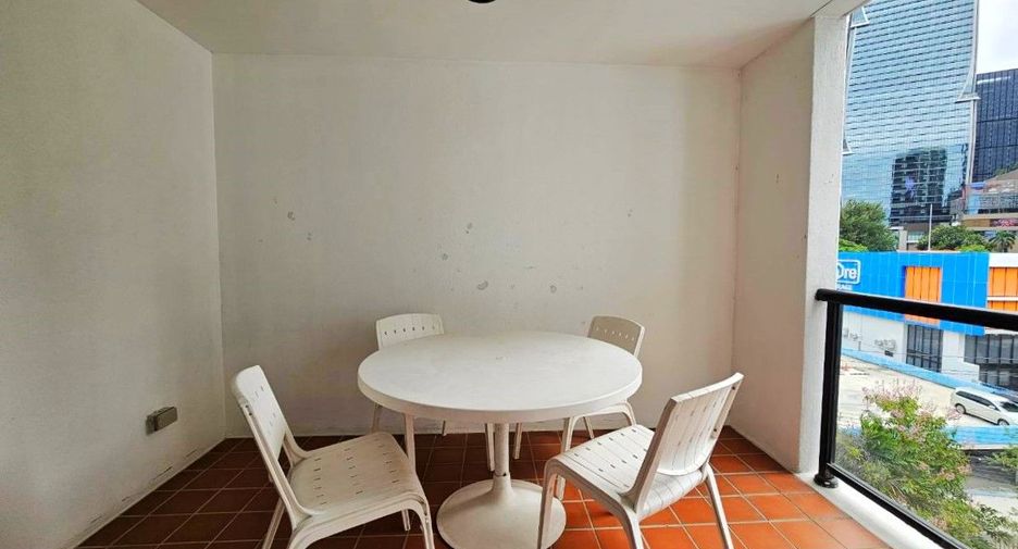 For rent 3 bedrooms apartment in Bang Rak, Bangkok