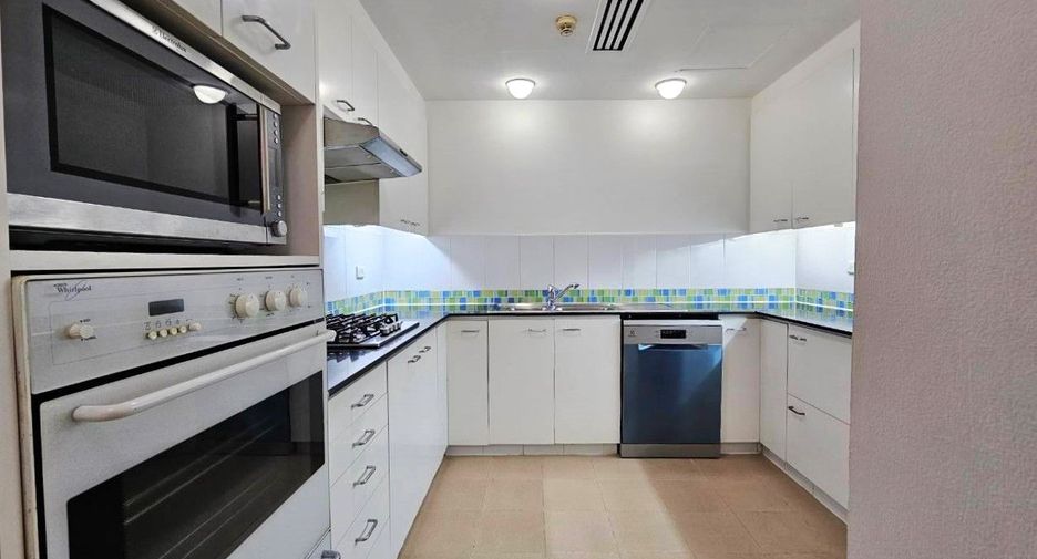 For rent 3 bedrooms apartment in Bang Rak, Bangkok