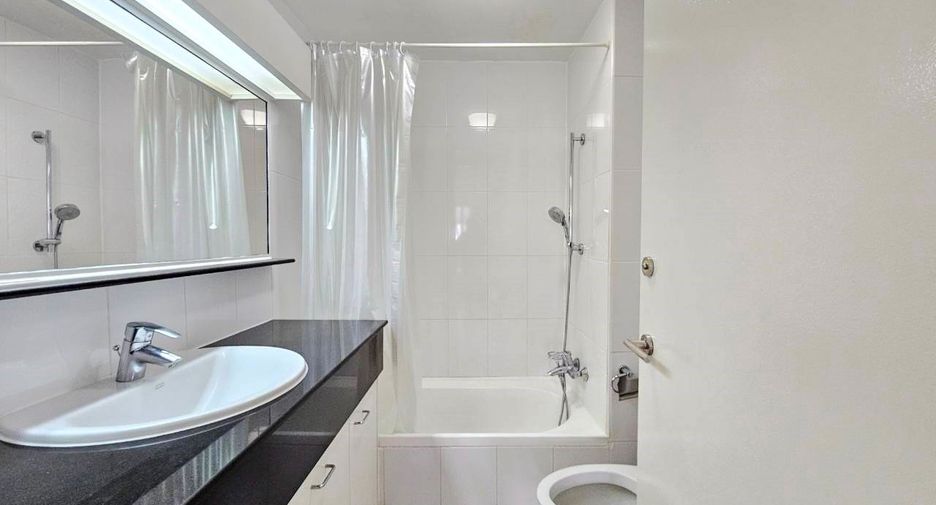 For rent 3 bedrooms apartment in Bang Rak, Bangkok