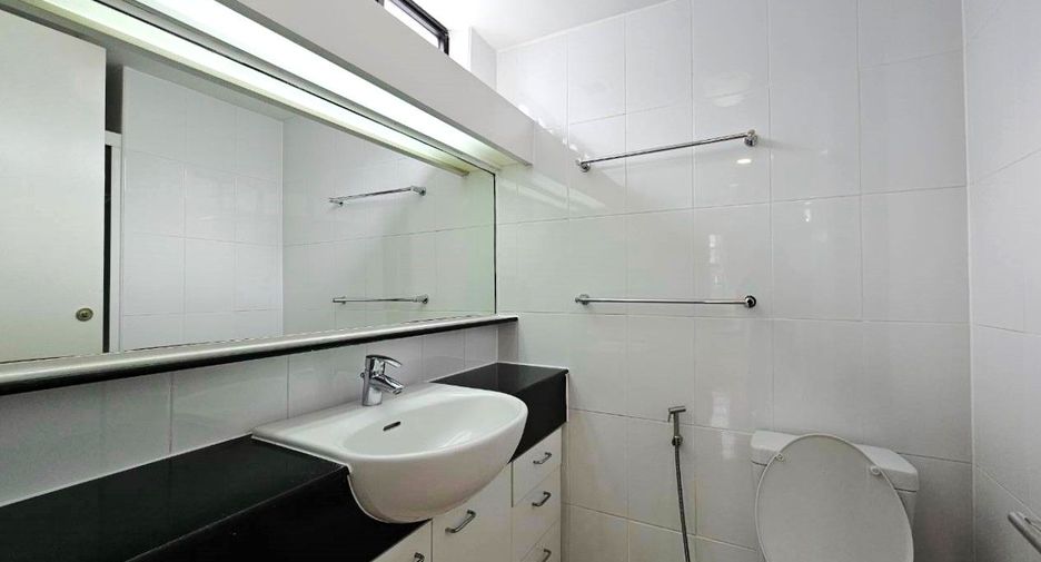 For rent 3 bedrooms apartment in Bang Rak, Bangkok