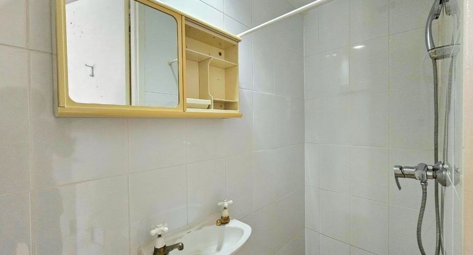 For rent 3 bedrooms apartment in Bang Rak, Bangkok