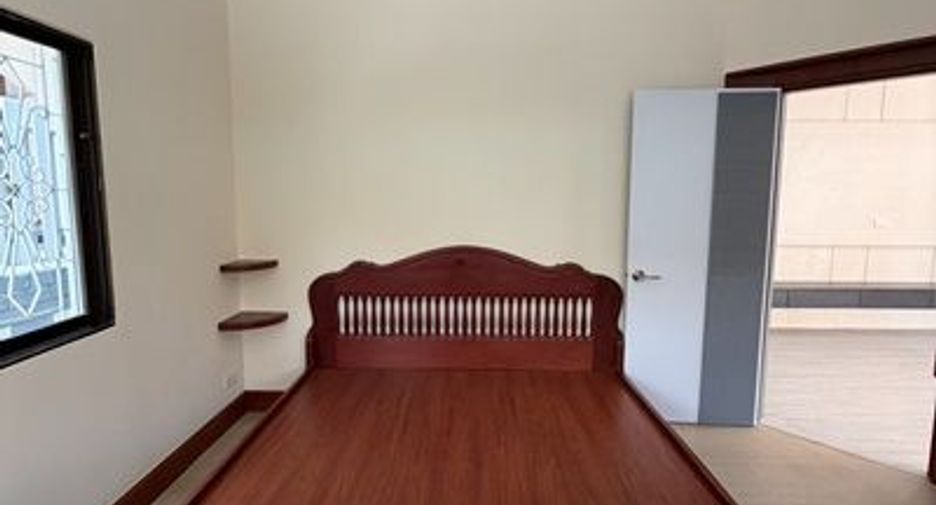For rent 3 bedrooms villa in Bang Lamung, Chonburi