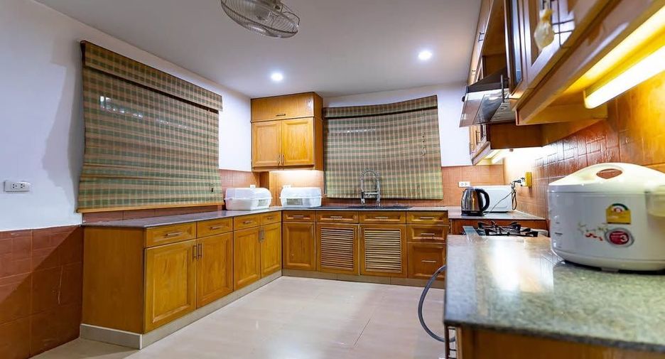 À louer et à vendre 4 chambres villa à Bang Lamung, Chonburi