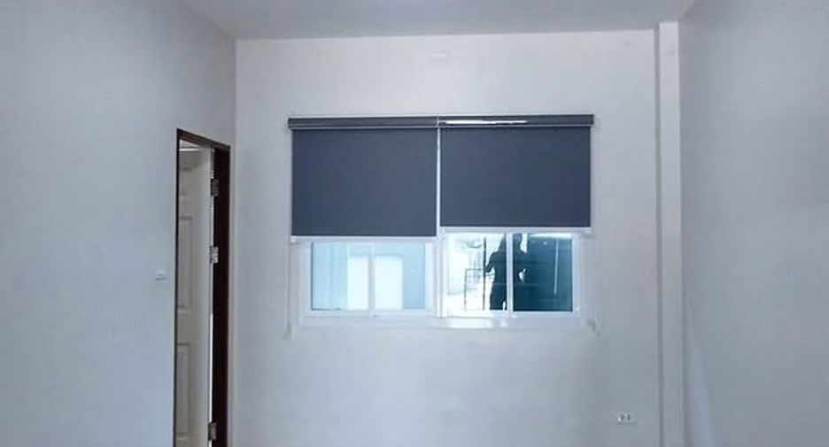 À louer 3 chambres maison de ville à Bang Lamung, Chonburi