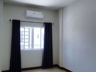 À louer 3 chambres maison de ville à Bang Lamung, Chonburi