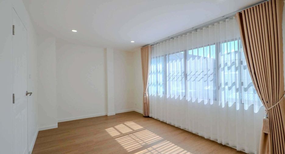 For sale 4 bedrooms townhouse in Suan Luang, Bangkok