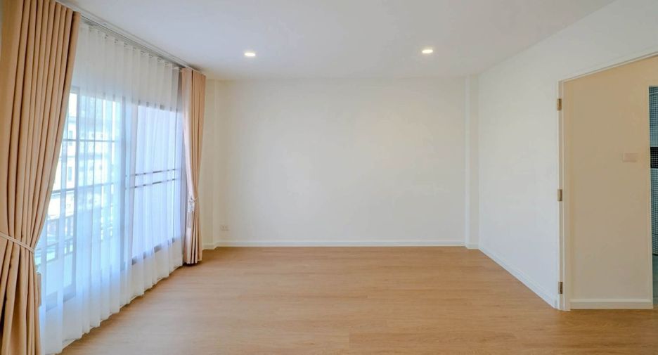For sale 4 bedrooms townhouse in Suan Luang, Bangkok