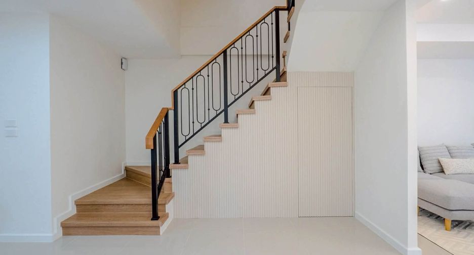 For sale 4 bedrooms townhouse in Suan Luang, Bangkok