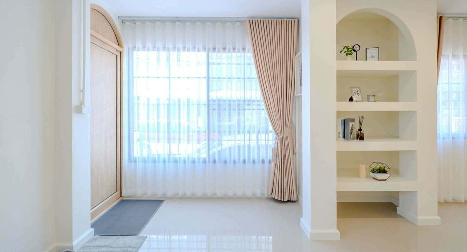 For sale 4 bedrooms townhouse in Suan Luang, Bangkok