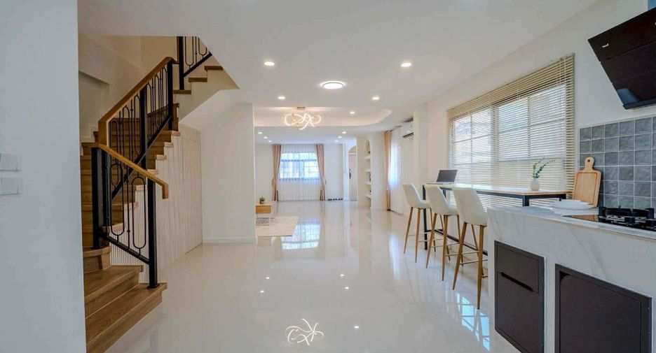 For sale 4 bedrooms townhouse in Suan Luang, Bangkok