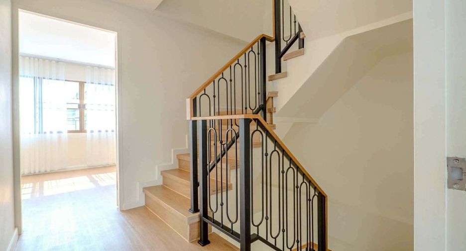 For sale 4 bedrooms townhouse in Suan Luang, Bangkok