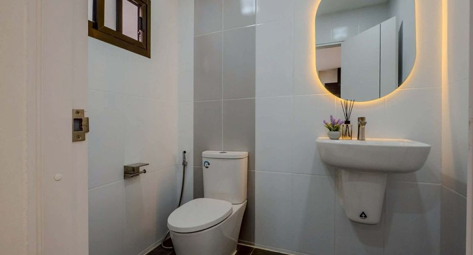 For sale 4 bedrooms townhouse in Suan Luang, Bangkok