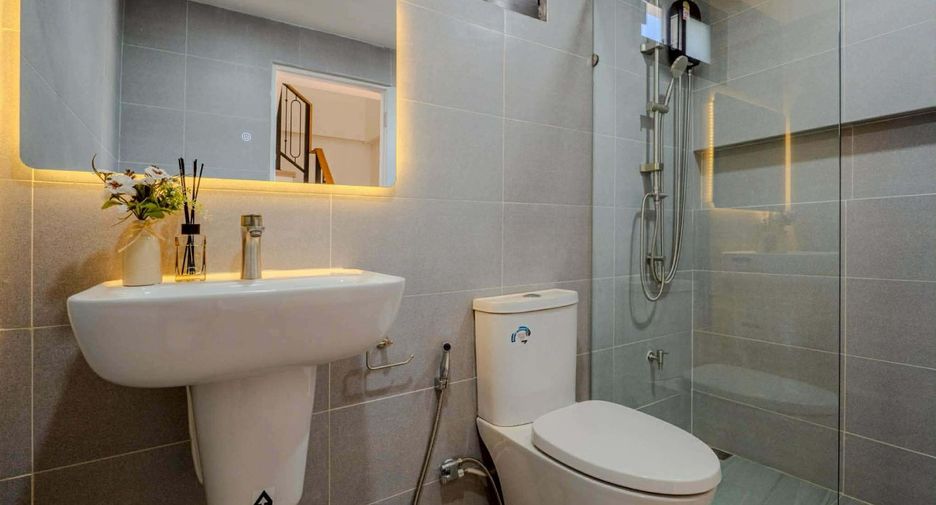 For sale 4 bedrooms townhouse in Suan Luang, Bangkok