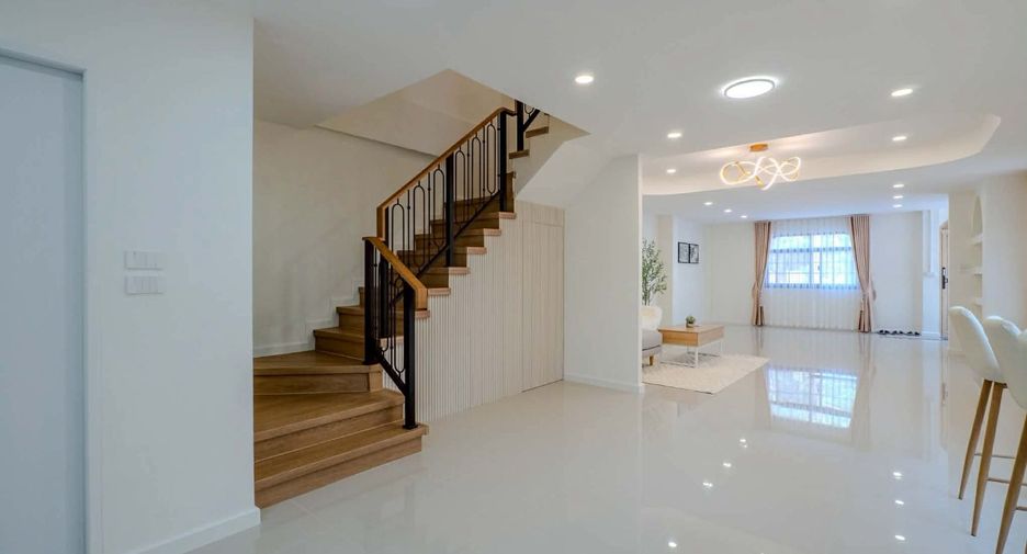 For sale 4 bedrooms townhouse in Suan Luang, Bangkok