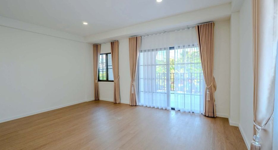 For sale 4 bedrooms townhouse in Suan Luang, Bangkok