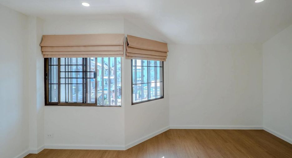 For sale 4 bedrooms townhouse in Suan Luang, Bangkok