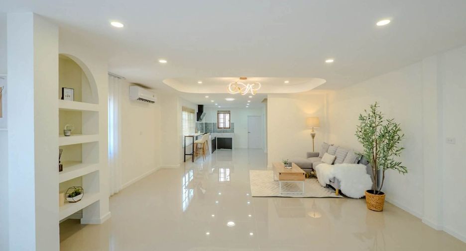 For sale 4 bedrooms townhouse in Suan Luang, Bangkok