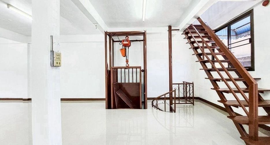 For rent 3 bedrooms house in Khlong Toei, Bangkok