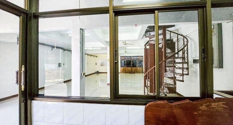 For rent 3 bedrooms house in Khlong Toei, Bangkok