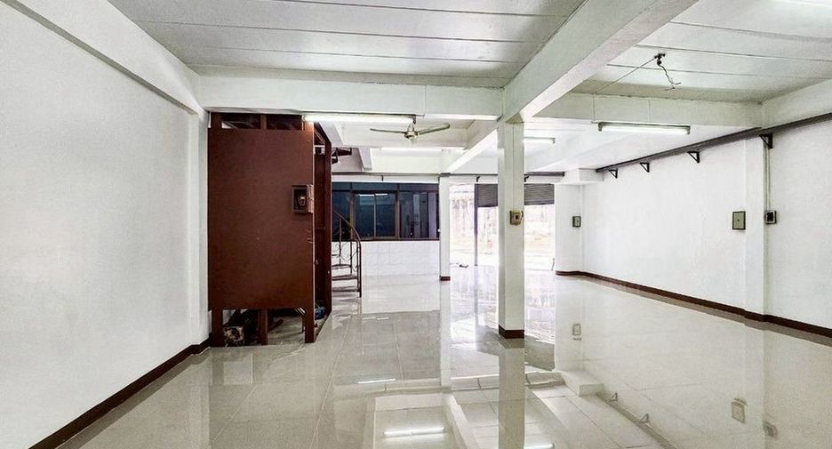 For rent 3 bedrooms house in Khlong Toei, Bangkok