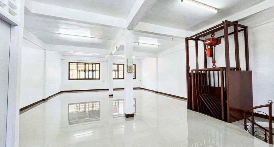 For rent 3 bedrooms house in Khlong Toei, Bangkok