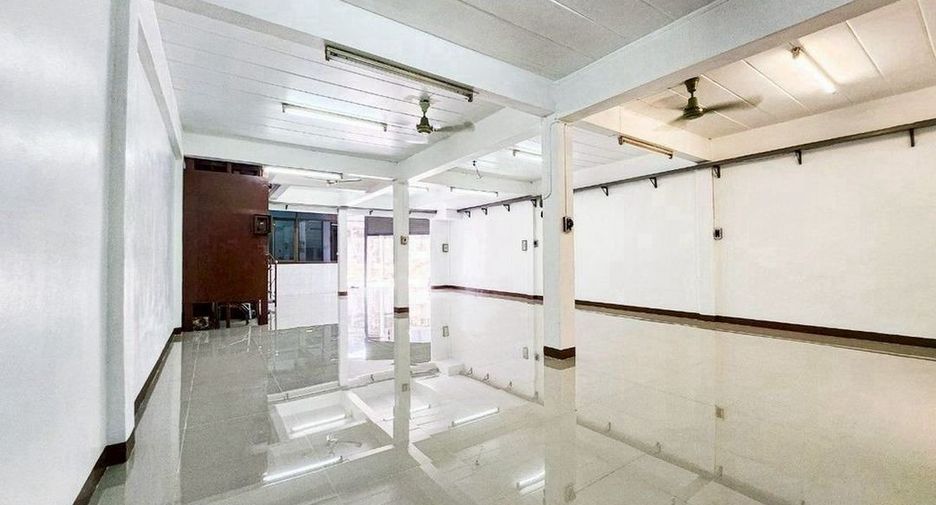 For rent 3 bedrooms house in Khlong Toei, Bangkok