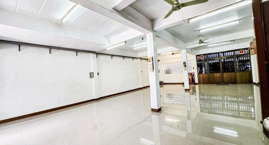 For rent 3 bedrooms house in Khlong Toei, Bangkok