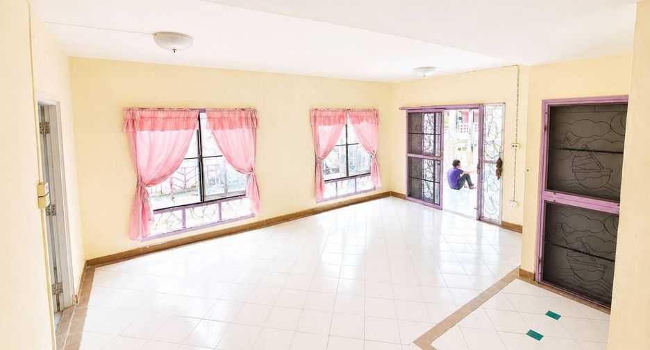 For sale 3 bedrooms townhouse in Khlong Luang, Pathum Thani