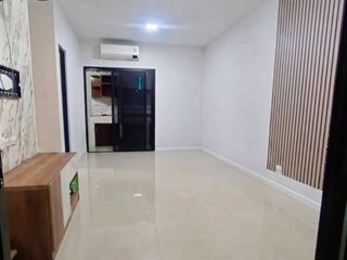 Casa adosada en venta de 4 habitaciones en Krathum Baen, Samut Sakhon