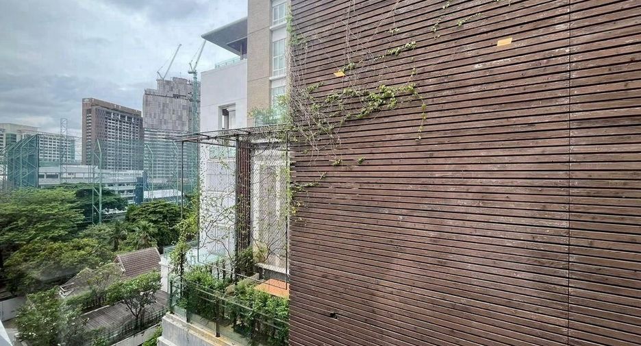 For sale 1 bed condo in Khlong Toei, Bangkok