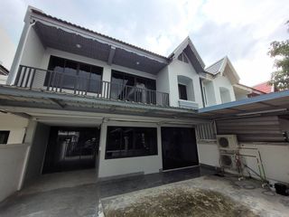 Casa adosada en alquiler de 3 habitaciones en Huai Khwang, Bangkok