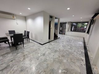 Casa adosada en alquiler de 3 habitaciones en Huai Khwang, Bangkok