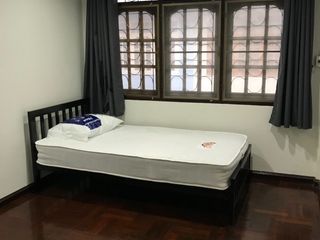 Casa adosada en alquiler de 3 habitaciones en Huai Khwang, Bangkok