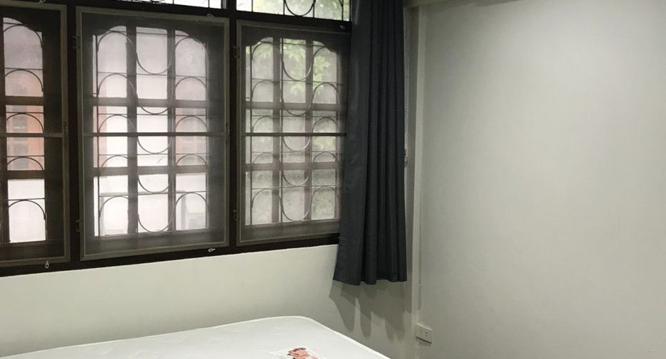 Casa adosada en alquiler de 3 habitaciones en Huai Khwang, Bangkok