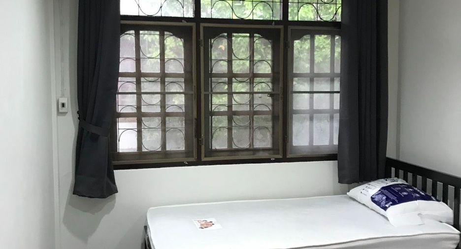 Casa adosada en alquiler de 3 habitaciones en Huai Khwang, Bangkok