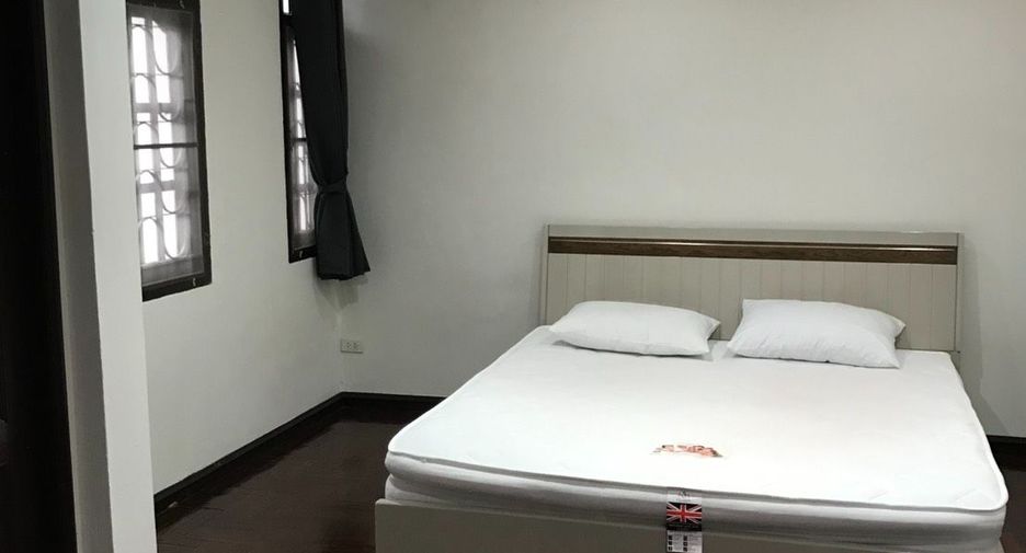 Casa adosada en alquiler de 3 habitaciones en Huai Khwang, Bangkok