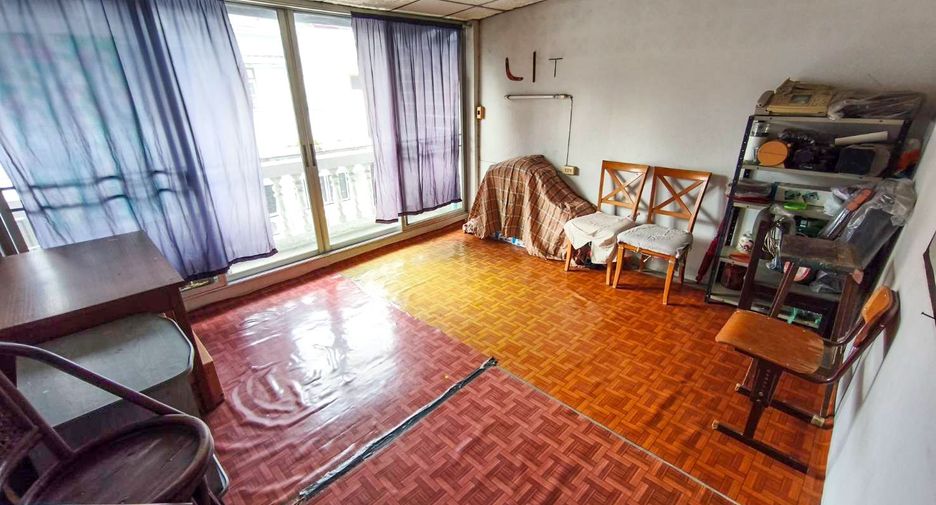 For sale 3 bedrooms retail Space in Phra Khanong, Bangkok