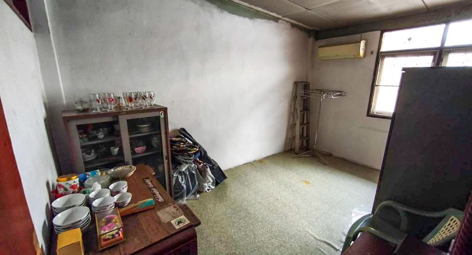 For sale 3 bedrooms retail Space in Phra Khanong, Bangkok