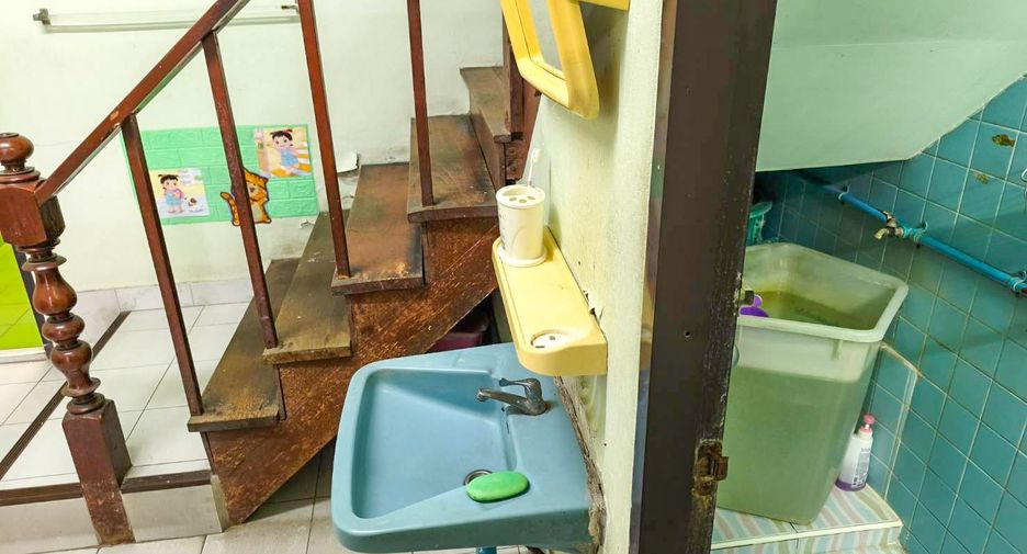 For sale 3 bedrooms retail Space in Phra Khanong, Bangkok